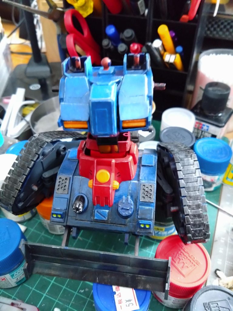 理想の色合いにならなくてどうしよう?少しだけメタリックブルー使ってみたり…。最終はエッジにホワイト入れたらそれらしくなってきてくれました。