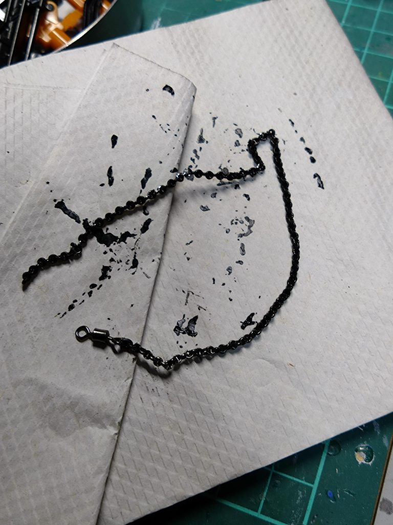 コレが100均購入のチェーンに針金曲げて釣り用ヨリモドシを取り付け。ブラックサフの中にドブ漬けして塗装しました。後部に巻き付けしました。色々ありましたが何とか完成です。やはり制作時は最初に計画するべきですね。私の場合思い付きながらの制作なので、本体幅出ししよう。あっキャタピラ開くとカッコイイな。上半身はボリューム出したいな。あっダクトどう作ろう?とかその場その場で一度停止しちゃうのでちょっと反省。計画もある程度は必要なんだと思いました。…が多分今後もこんな感じなんでしょうね。ミリタリー要素ももう少し取り入れる予定でしたが時間的なこともあったりで…ガンタンクのカラーはあまり変えたくなかったのでグレーは暗めの感じにしました。今年も時間が取れれば制作していきます。積みの中にはRGなんかも待機しているのでいつかは…。昨年仲良くして頂いたフォロワーの皆さん今年も宜しくお願いします。🙇それから私の作品観て頂いた皆さんありがとうございます。頑張って制作したのでコメント頂けたら嬉しいです。今年も制作頑張るぞー!