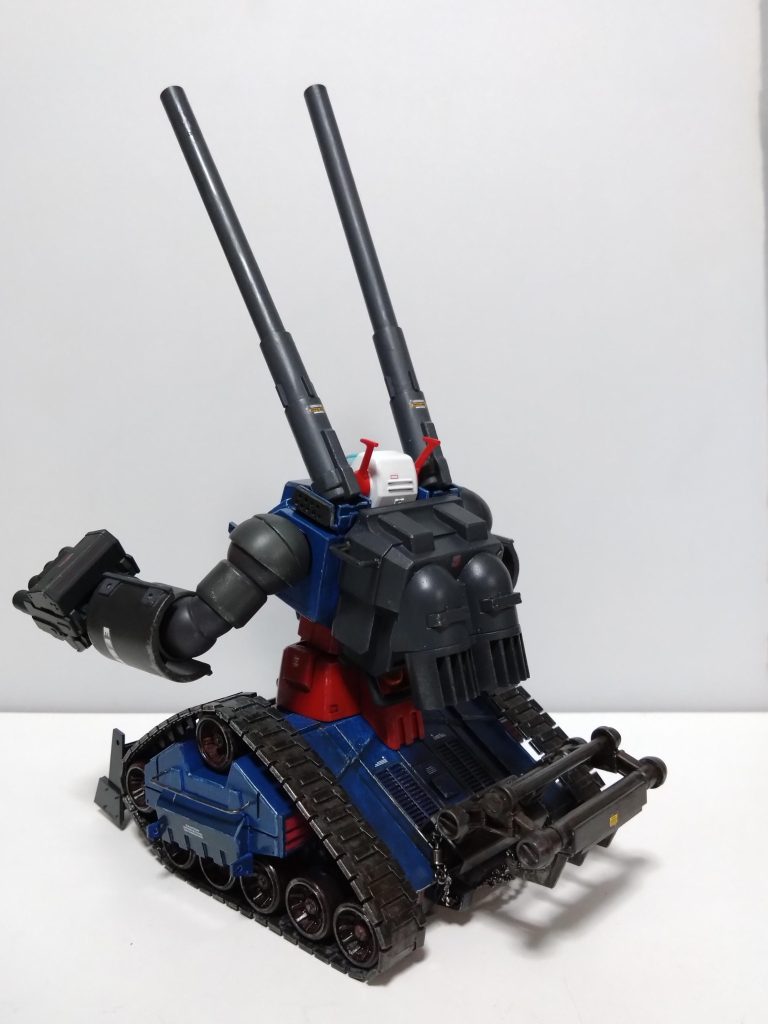 後姿です。後には排土板があるならとリッパーも装備しちゃいました。