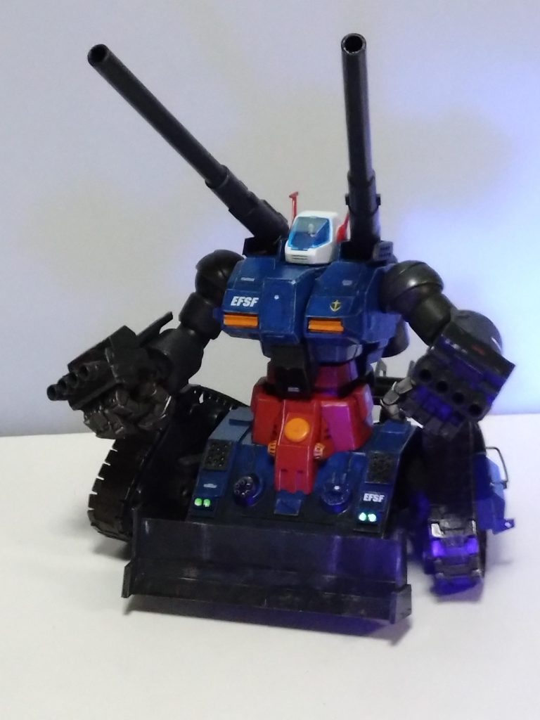 ブラックライトで正面のヘッドライトが発光。