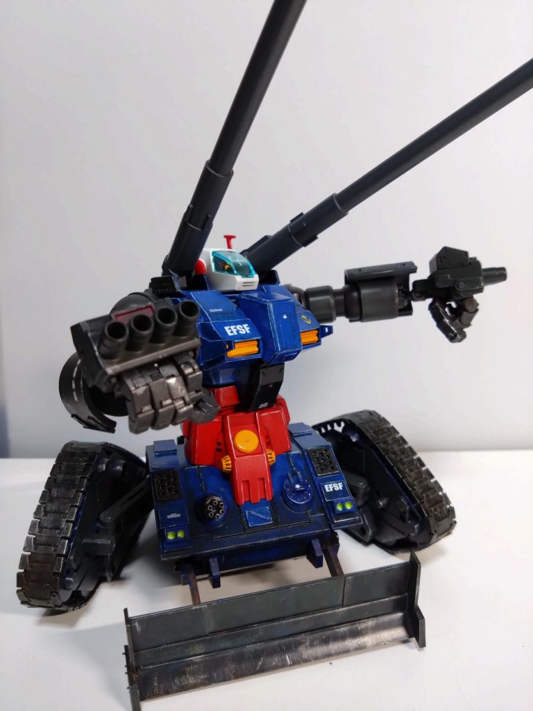 キャタピラ部分は結構開けます。上下も可動可能です。腕には4連装マシンガン装備。マニピュレータも可動なので運搬作業等にも使えます。もちろん武器も携行可能かと思います。