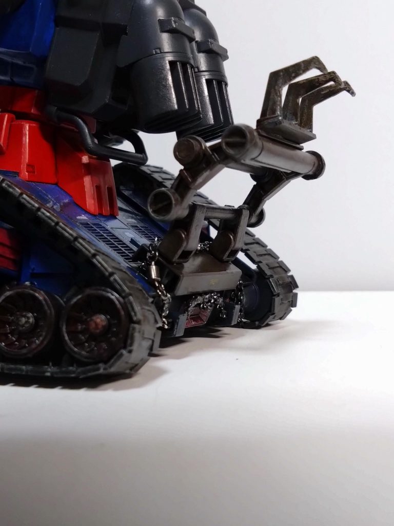 跳ね上げ状態。解りにくいですけどリッパー本体基部にはチェーンを巻いてます。何かの作業に使うらしいです。