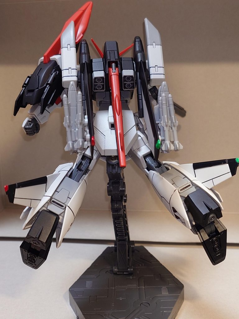 増槽タンクやミサイルはMS形態でも装備可能。増槽は肩に少し干渉する