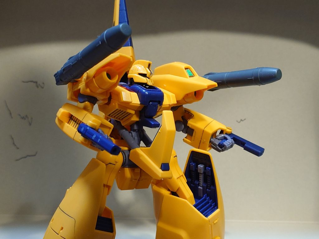 肩のサイドアーマーがポリキャップ接続なので、組み替えが捗る。コレは対艦型