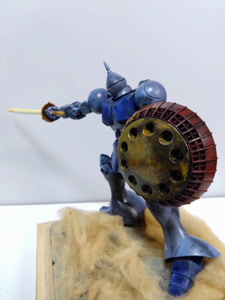 反対から撮影。塗装はとても難しいですね。全体的に少し暗めになってしまったかもです。サーベルの塗装もとても難しかったです。