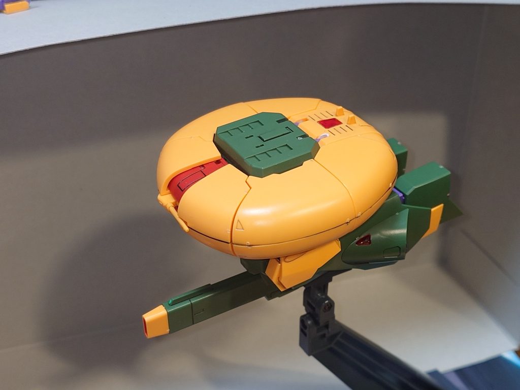 MA形態も、一番最初に開発された機体(劇中でも2番目の可変機)にしては、完成されている…