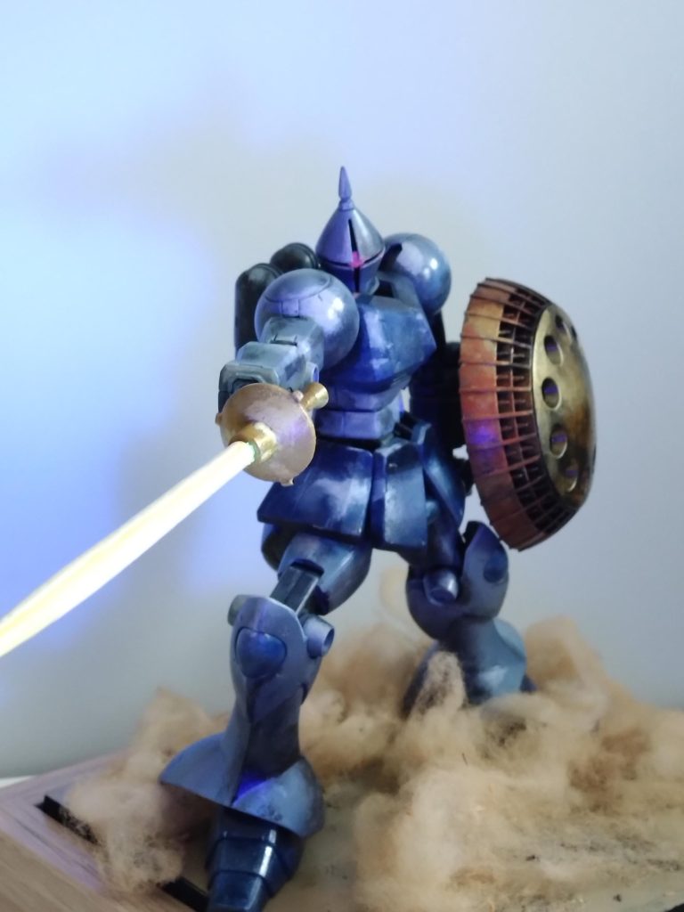 窓からの光も反射してるので撮影環境がイマイチです。箱絵イメージの台座も作ってみました。