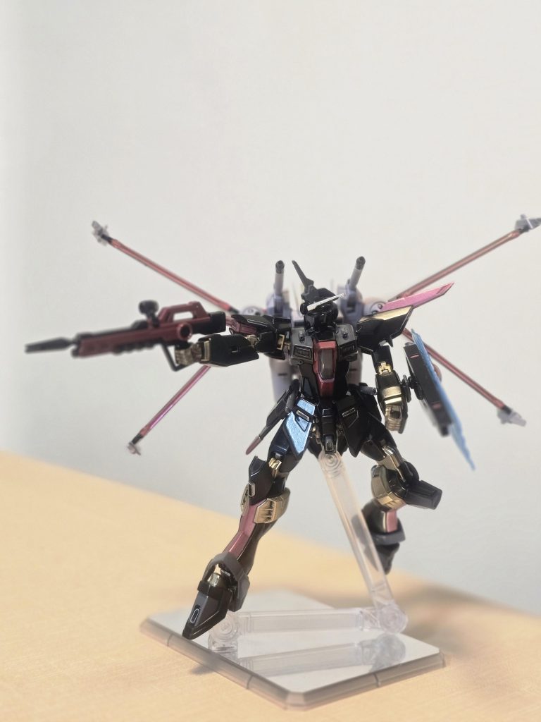 外装は黒にして、あとは灰色と銀の上に薄く赤を吹き掛けてみました。フレーム部は金色。細かい部分の塗り分けとかはオッサンの技量ではまだできません。 