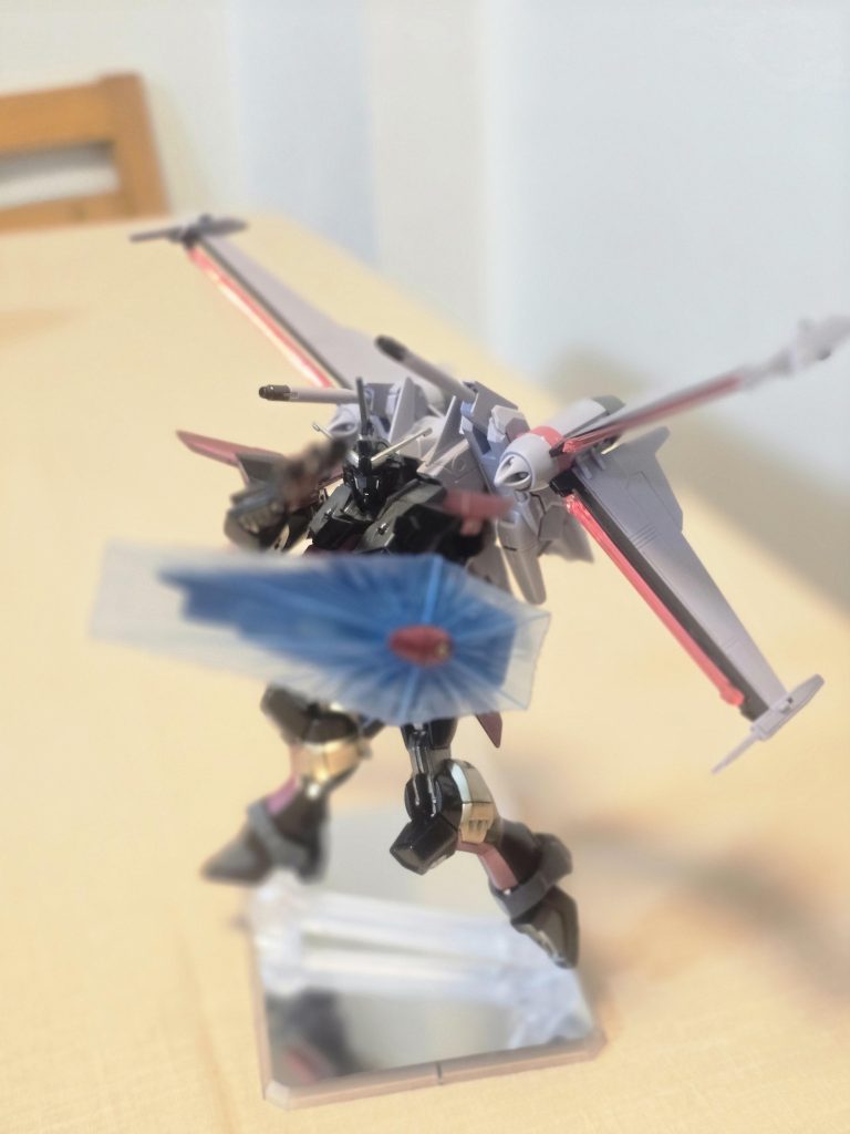 クリアパーツとフォランティスは力尽きて塗れてません。また今度気が向いたら色の変更も込みで塗りたいなと思います。このままでも良いかなとも思いますが、どんな色にしたら違和感ないかな？本体黒にしてるから暗くするとなんか野暮ったくなるかな。撮るのも下手やなあ笑不器用なおっさんなんでサクサク作れる人が羨ましい(--;) 