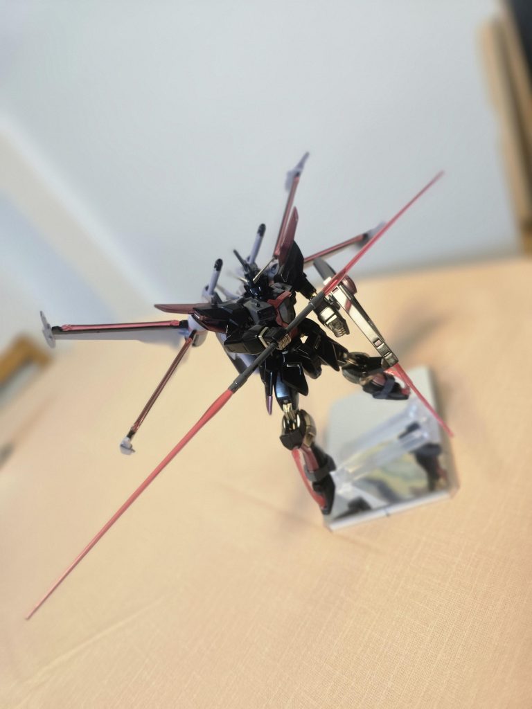 サーベルの持ち手もグレーに変更。シールドも黒とグレー、銀に薄い赤このサーベル少し長過ぎると思う。撮影も今度はもっと各部がわかるように撮りたい。 