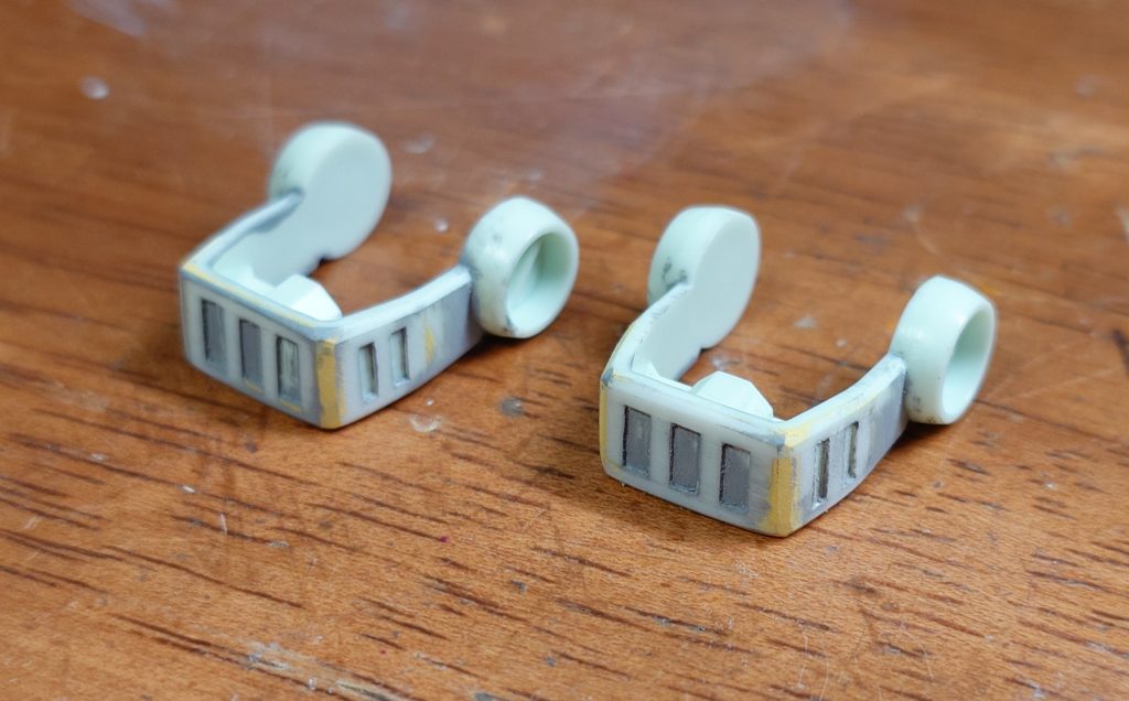 アンクルアーマーはプラ板を貼る方法で凹み形状に加工しました。 