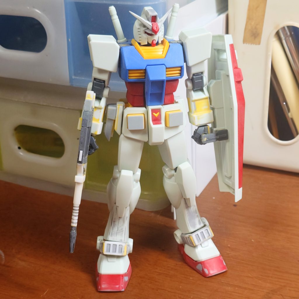 模型雑誌を参考に下腕、サイドアーマー、アンクルアーマー、バックパック、ライフルを変更。