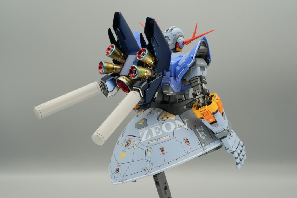 グレーの濃淡部分の塗装が間違っていました。組み立てた時に発覚しましたが、デカールも貼り付けたあとなので後の祭り。バックパックは、3mmの穴を開けて取り付けているので脱着可能。