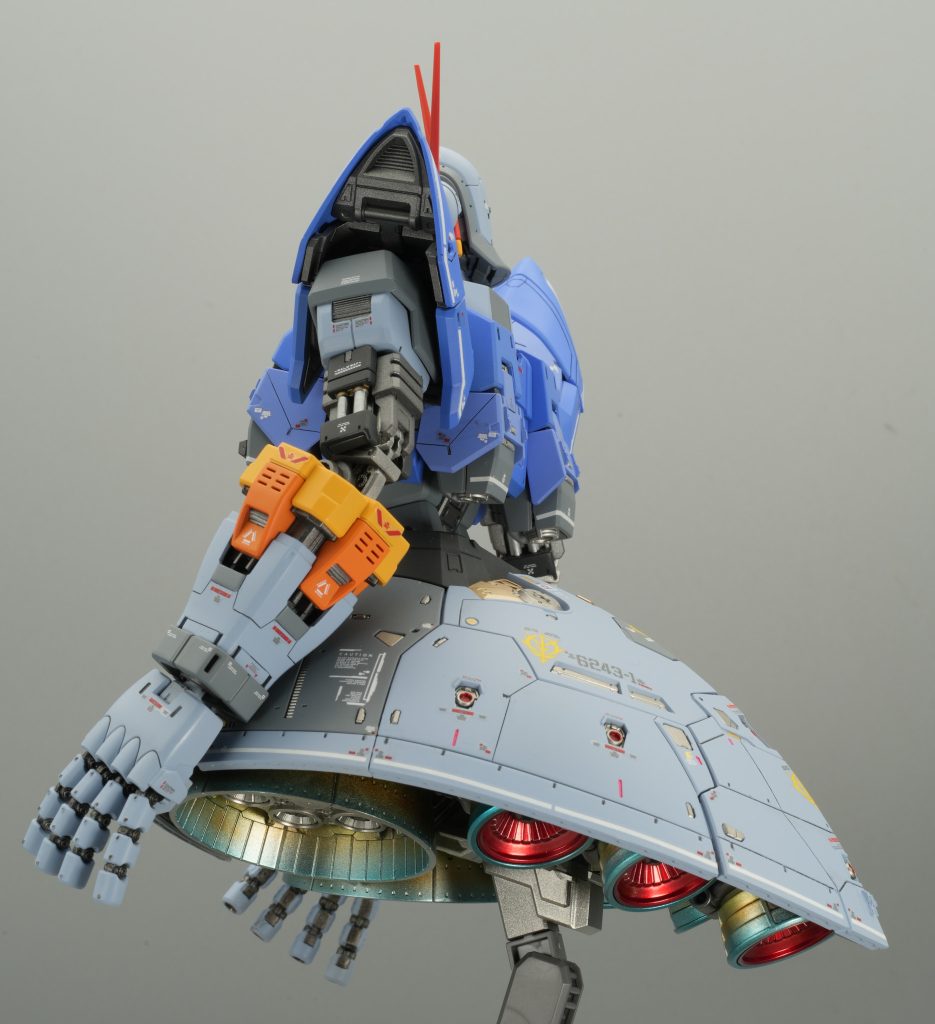 サイドです。バーニアは焼け表現で塗装しました。黒→シルバー塗装の後、クリアーイエロー、オレンジ、ブルーで上塗りしています。