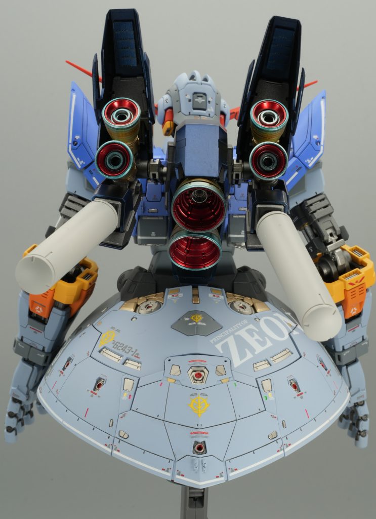 バックパックは真ん中の2個だけアスパラ模型さんのバーニアを使っています。