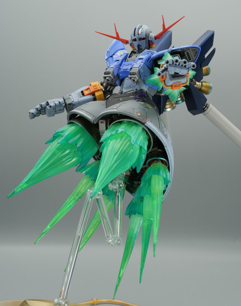 エフェクトを付けると大迫力。成形色はクリアーイエローでしたが、クリアーブルーでグラデ塗装しました。