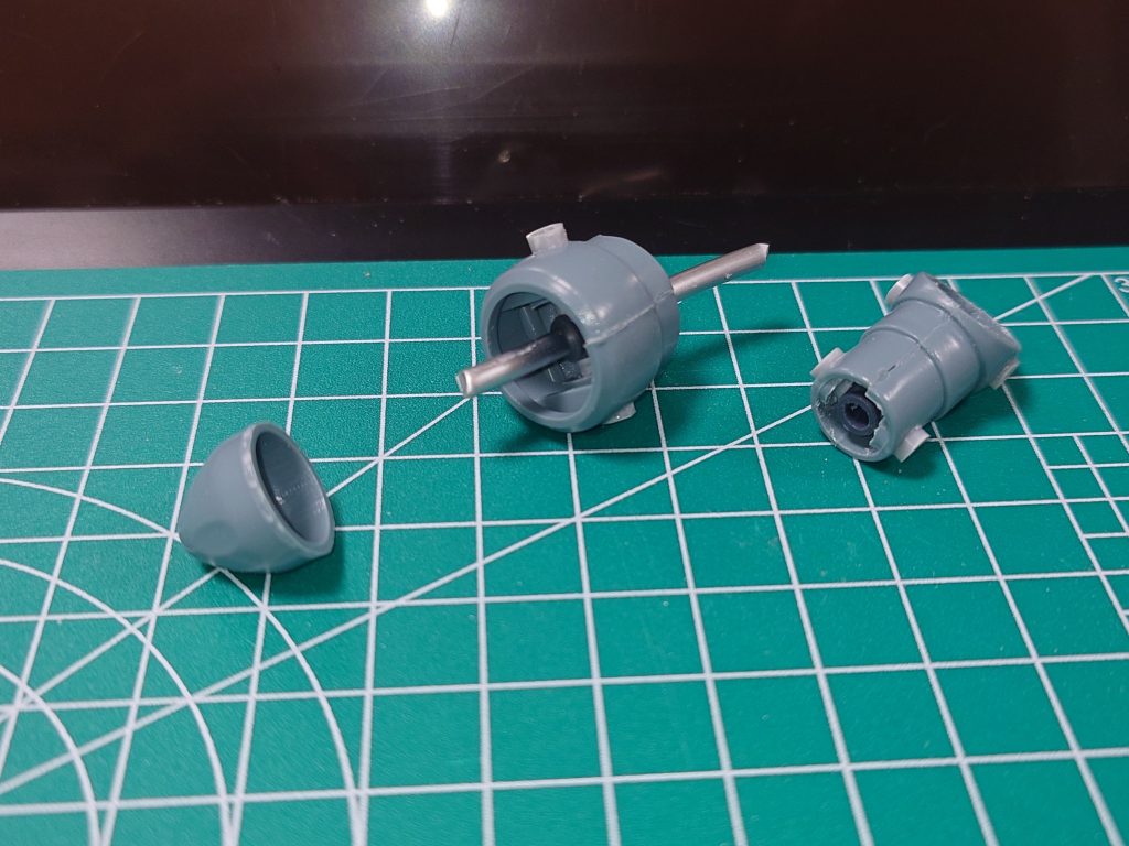 腕部工作過程。基本的には4mmパイプでPCパーツを挟み込み、そこに3mmアルミ線を通す方式(内径はPCパーツに合わせて拡張)。