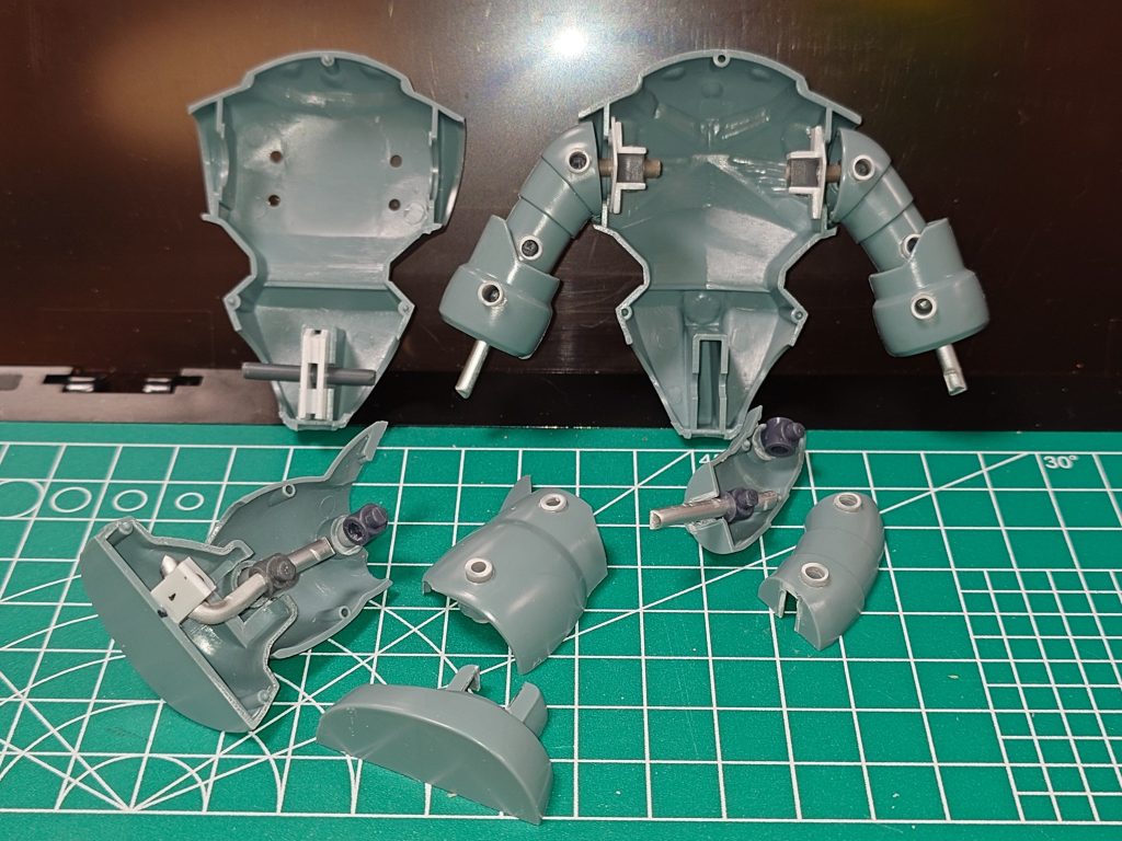 脚部および胴体部の工作過程。