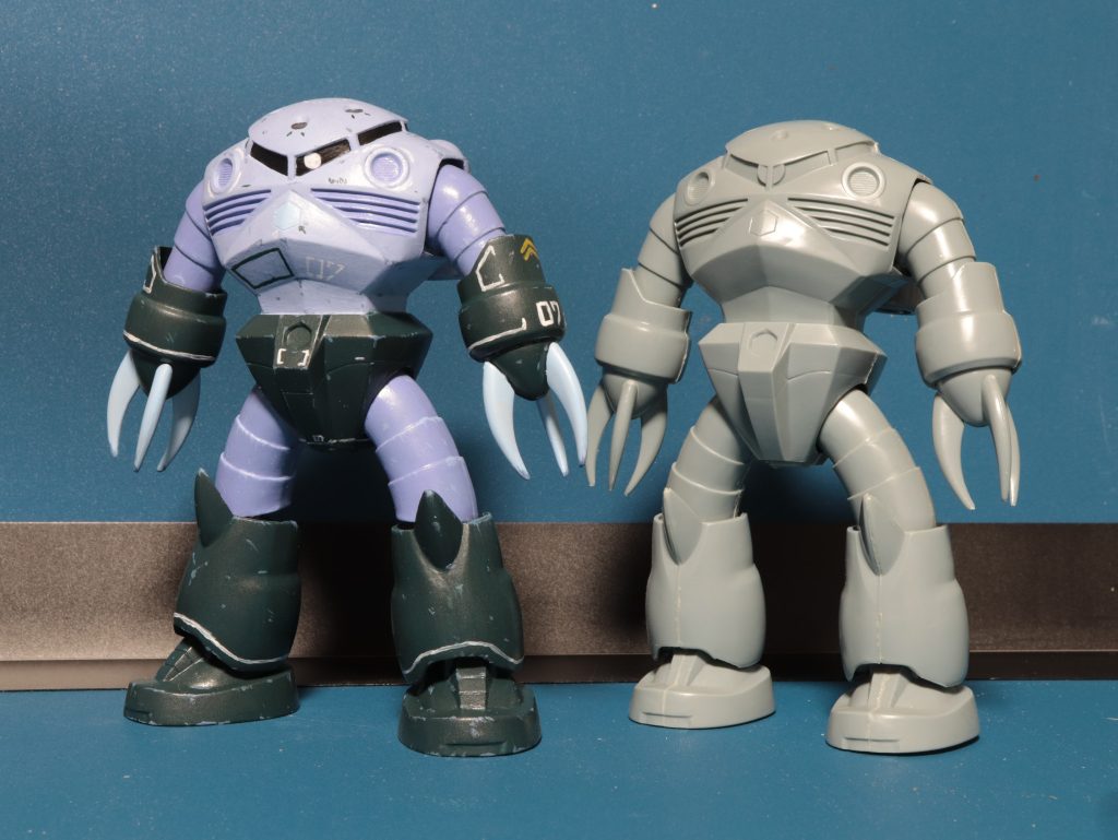 パチ組との比較。モノアイぶを削った以外は形状そのまま。