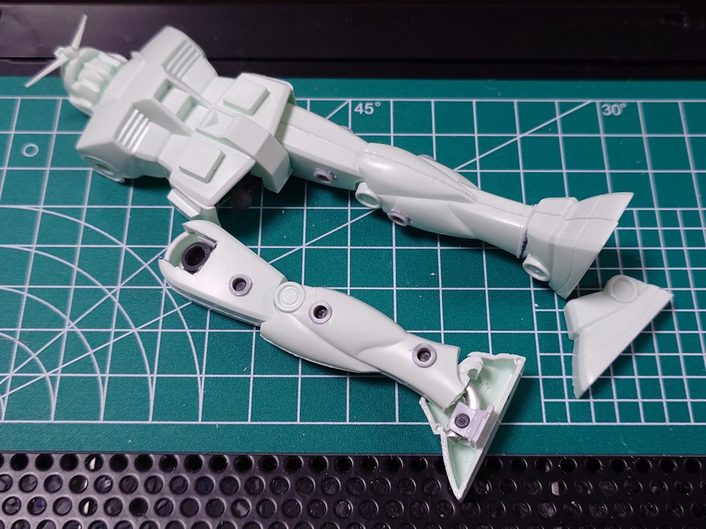 ・足の取付は、プラ板+L型プラ材+余りPCパーツ+3mmアルミ線(L字に加工)