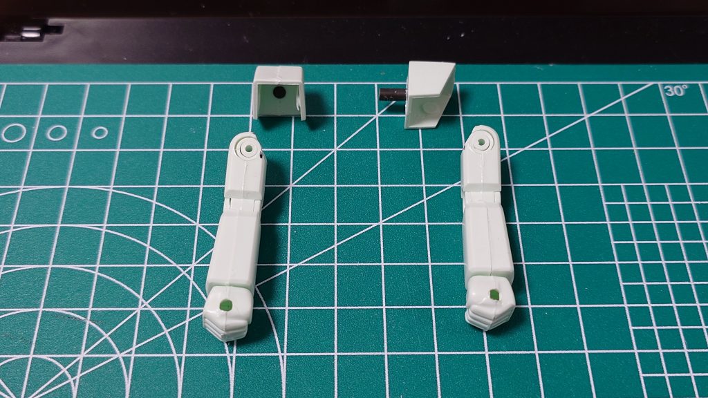 ・腕部は脇を閉められるように干渉部を切削・肩と腕部の接続は、肩アーマー内側にプラ板を貼り付け腕との摩擦を利用して挟むように取付・拳の接続は、3mmKPSランナーに置換