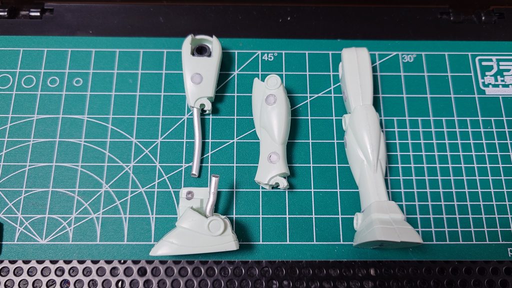 ・モモ・スネは、キットのダボ部に4mm穴を開け4mmプラパイプ(内径を3mmに加工)を挿入、他キットの余りPCパーツ+3mmアルミ線で接続