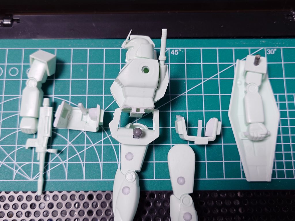 ・股関節は、4mmプラパイプ+3mmKPSランナー+プラサポBJでBJ化・脚部の取付を考慮してスカートを左右コの字で分割、2mm角材で取付できるよう加工・肩と胴の接続は、肩アーマーに3mmKPSランナー+胴側にプラ板を積層し3mm穴を開け取付