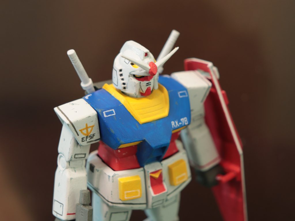 俯瞰イケメンフェイスシールドのグリップはクルクル回らないよう2mm角材に置換シールドの裏は赤色