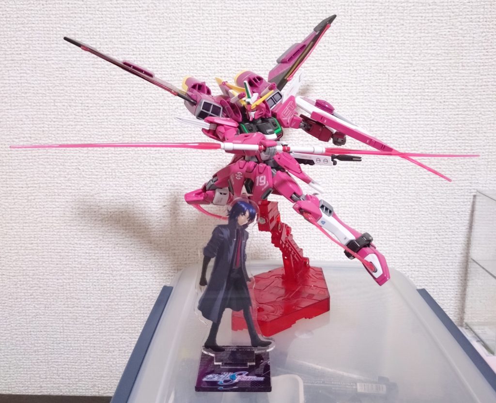 関節を破壊して右腕と右胸にパテを使ってネオジム磁石を埋め込みました