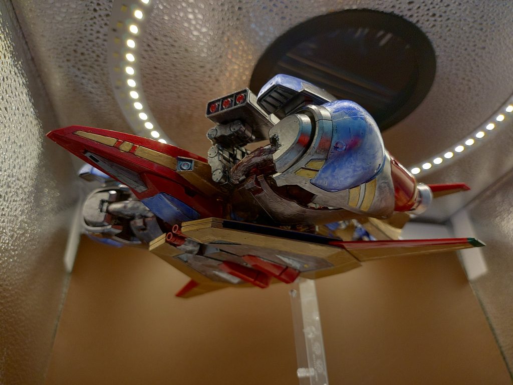 ◯説明陸域用の制圧機として、作成された本機は、空域や水域の他の制圧機のような遠距離からの狙撃での制圧ではなく、高速で接近して爆撃で制圧をする方法を取ります。理由として、狙撃や大陸間のミサイルはジャミングなどに弱く、応用も効かないため、陸域を制圧するために速度を重視した一撃離脱に特化させた戦闘機になります。