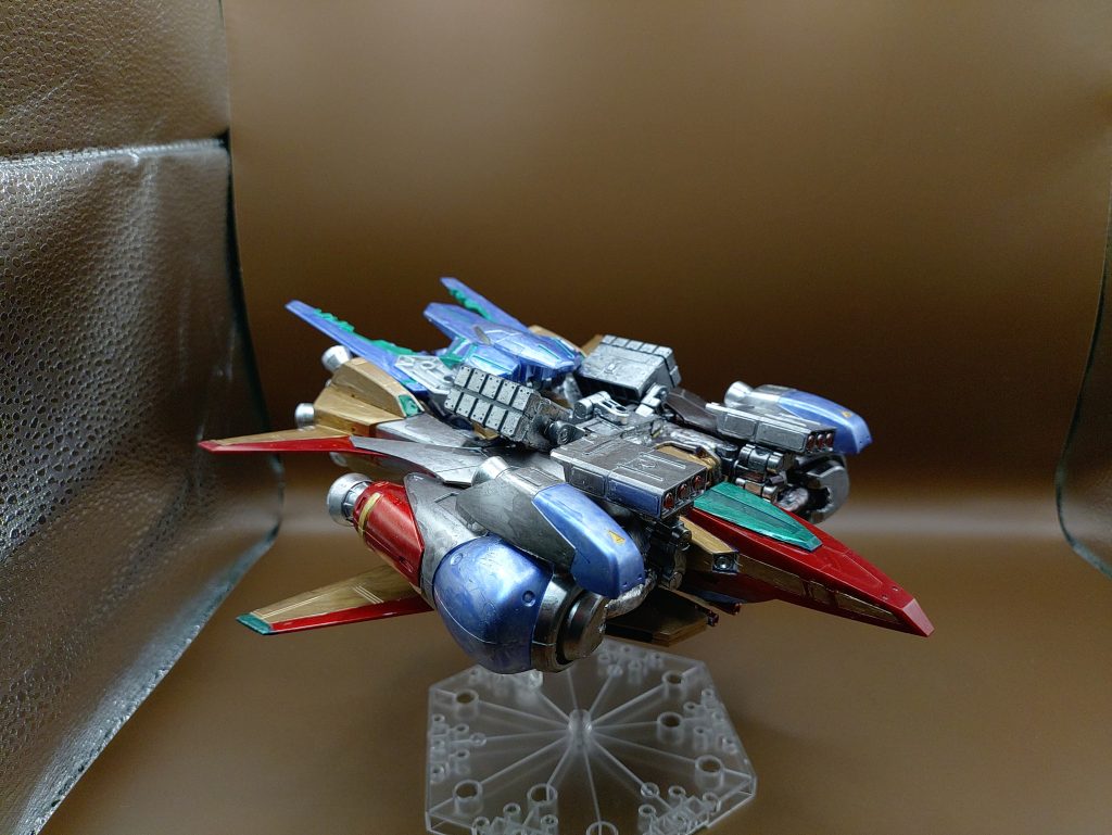 ◯斜め上から本機は爆速で移動し、爆撃をしていく運用方法をテーマにしており、大量のブースターとミサイルを装備しています。