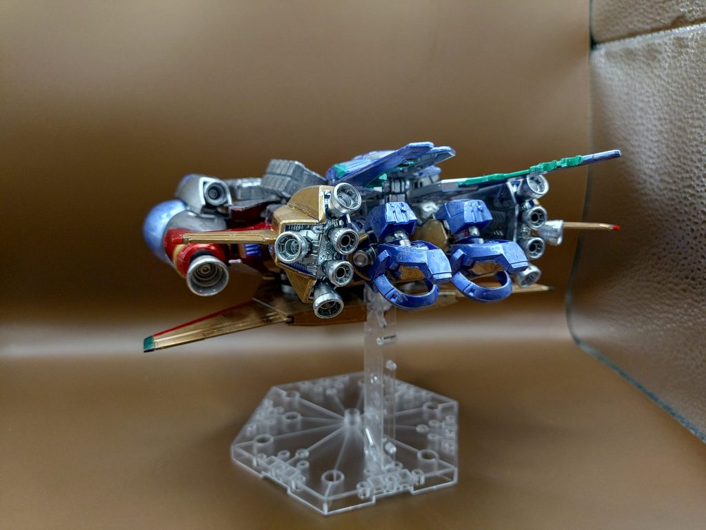 ◯バックショット後ろからみるとブースターの量が分かりやすいです。普段はスマートにするため目立つような巨大なブースターはあまり装備しないのですが、今回はあえて目立つように作成してみました。底面はZガンダムを意識したウェーブライド可能なウィングを装備しており、単機で大気圏突入が可能です。