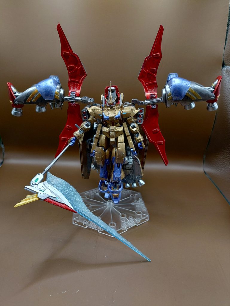 ◯高機動制圧形態アクティブクロークを展開し、肩のブースターも展開した高機動形態。この形態は1対1の戦闘を想定しており、格闘力が向上します。また胸にはバーストソニック砲を装備し、敵拠点を懐から破壊する事を想定しています。