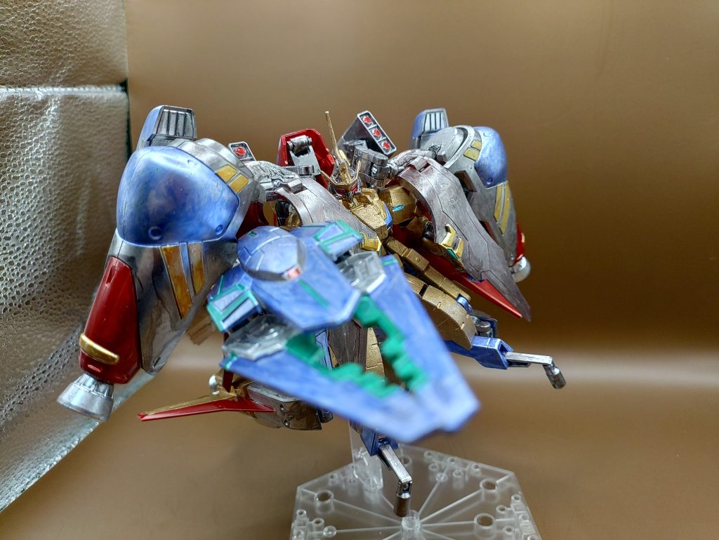 ◯説明陸域制圧機として対MSを想定し、下半身を地上での高速移動に特化した形状に変形を可能としています。これによって、一撃離脱戦法をより様々な状況で行う事が可能です。またバックアップは変形させて物理的なランスを構築する事ができ、直線的な攻撃力を底上げしています。