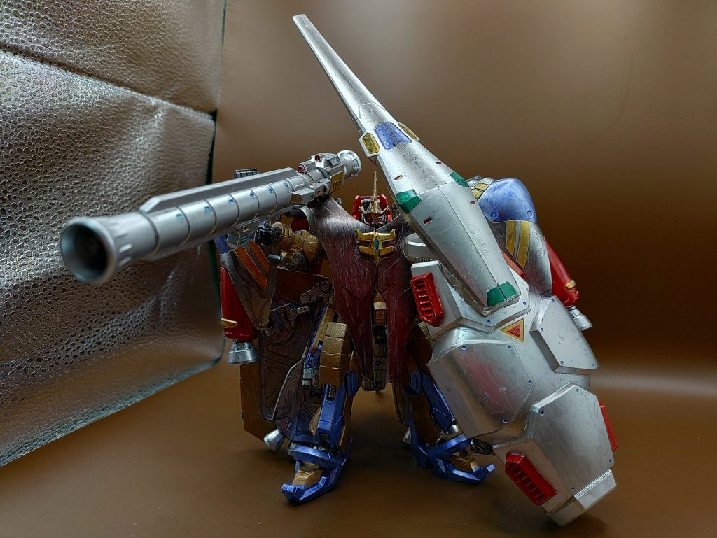 ◯アトミックリニアキャノン巨大なランスの裏にアトミックリニアキャノンを連行しています。アトミックリニアキャノンは、核弾頭をレールガンの方式で超高速で打ち込む砲撃武器で、ミサイルと違い撃ち落とすが不可能な速度で射撃が可能となっています。ランスは核弾頭の爆風を正面から受け止める事が可能なほどの堅牢さを誇るため、至近距離でも戦略核を打つ事を可能としています。