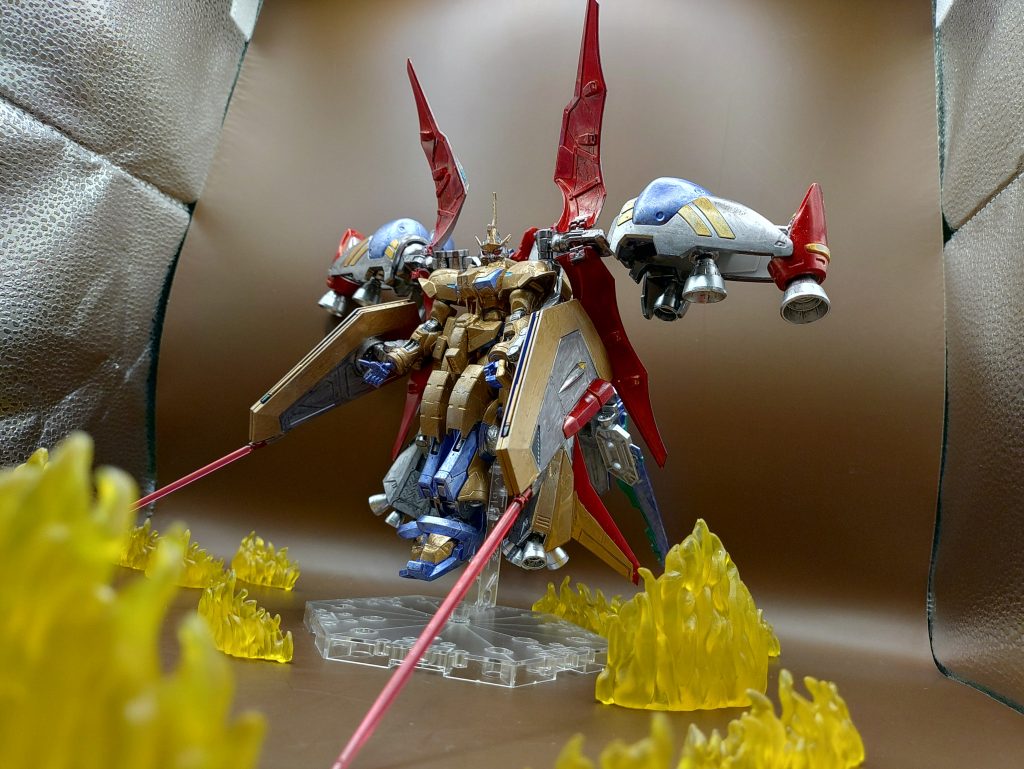 ◯説明対MSように小回りが必要になった場合は高機動形態にモードチェンジし対応する。この時クロークを開くため防御力は落ちるが、クローク内部にある小型ブースターが展開されるため大気圏内でも浮遊する事が可能となり大型ブースターと併用する事で3次元的な複雑な移動を可能となる。またウェーブライドウィングは中型ランスとして使用可能で武器が尽きた時に使用する。