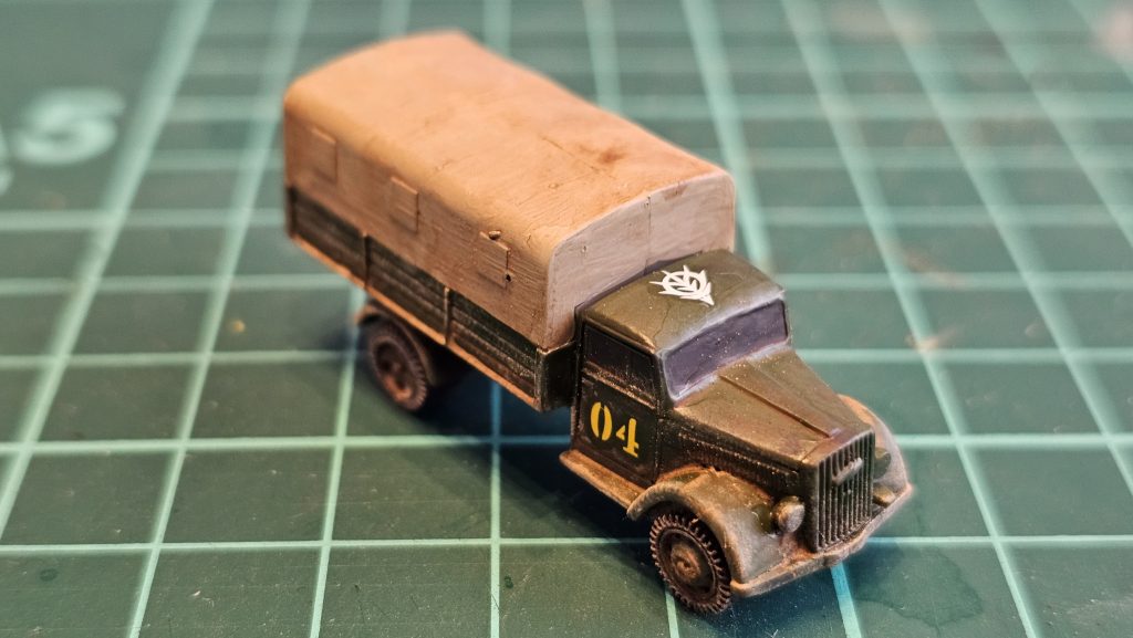 ジオン軍のトラックは二台製作、ジオラマに入りそうならあと何台か追加で製作したいですね。ベースはドイツ軍の輸送用トラックを使用して塗装をジオン軍ぽくしました。