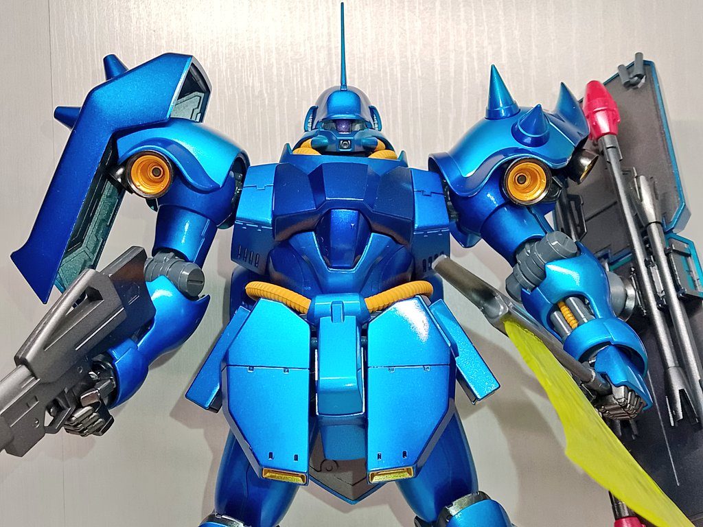 胸部、両肩のシールドはMr.カラーのGXメタルダークブルー、その他の外装パーツはシルバーを下地に濃いブルーの部分はGXディープクリアブルー、ガイアカラーのクリアブルーで塗装しました。腕、脚の関節、塗装が剥がれるのを恐れヤスリがけのあとネイル用爪磨きで磨きましたが手パーツと同じスターブライトアイアンで塗れば良かったと後悔…
