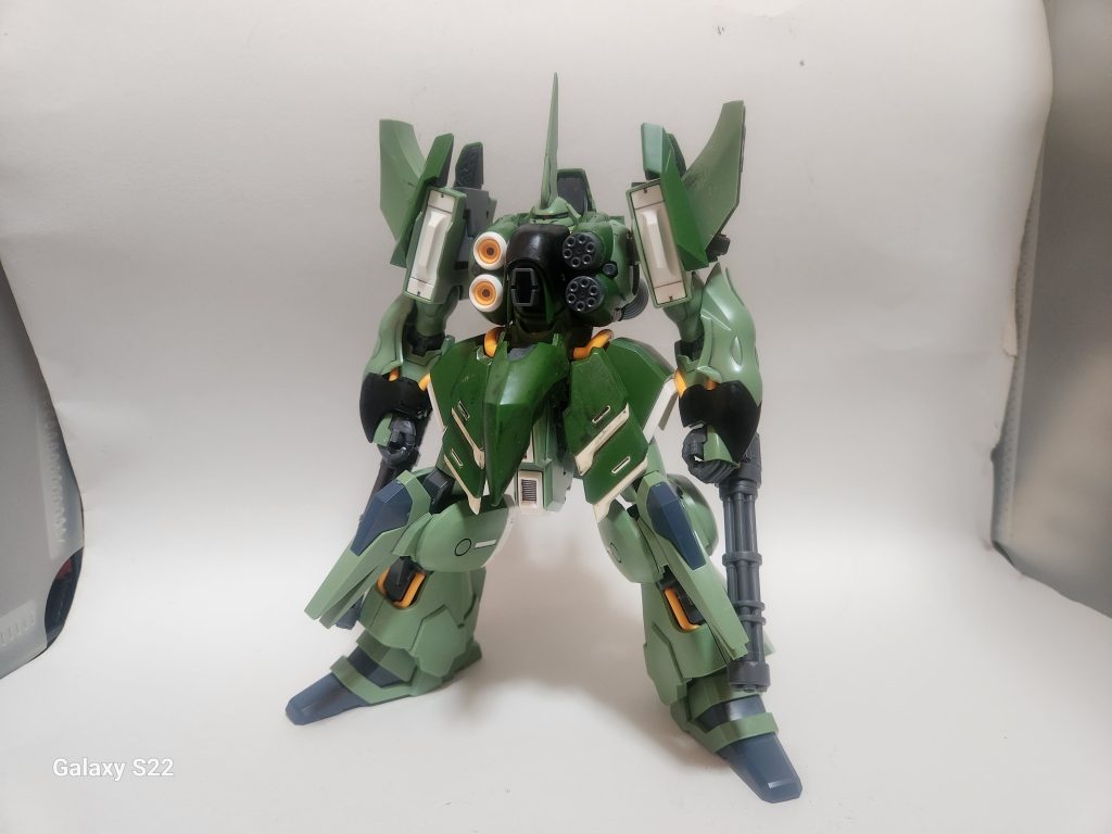 肩をなんかそれっぽい感じにしてほぼ形になった状態。この後バインダー接続部にグフカスタムの3連ガトリングを対艦ミサイル発射口として取り付け、褌部分を2重にしました。