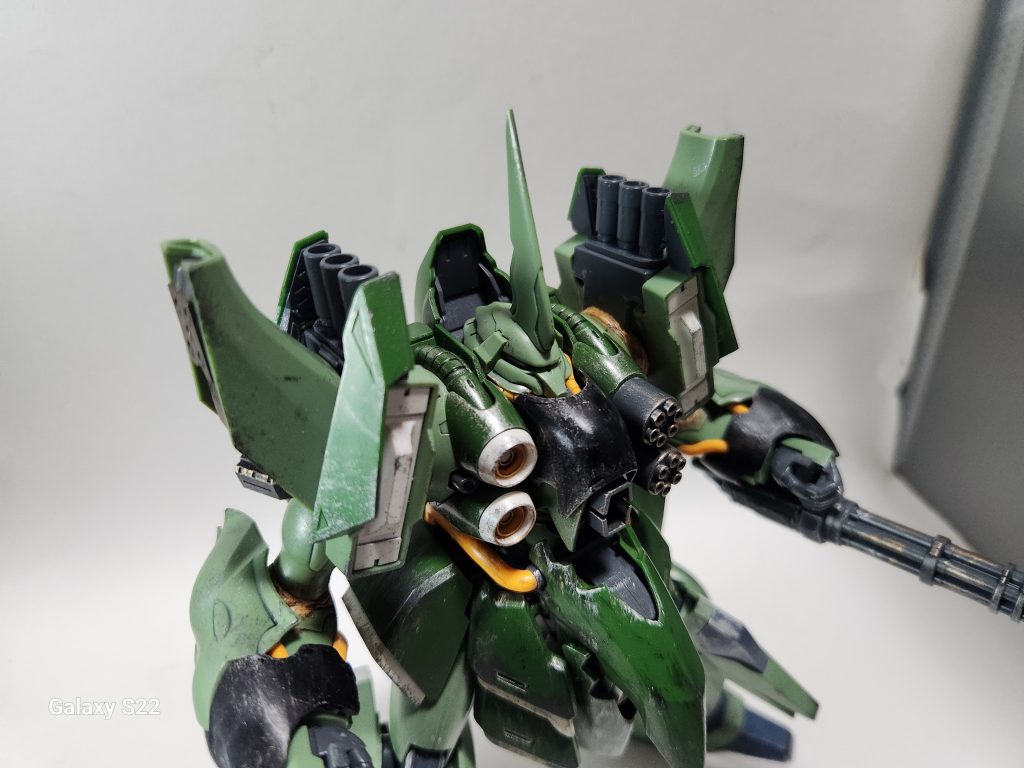 肩部には対艦ミサイルを三基づつ備える。