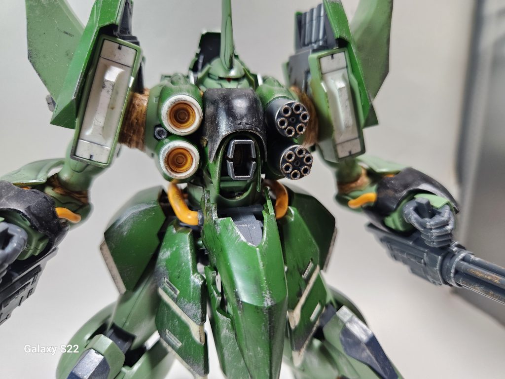 胸部は元のクシャトリヤに装備されていた拡散メガ粒子砲の左側の二基を実弾式のガトリングガンへと換装し、腹部に本機の武装の中でも最高火力を誇るハイメガ粒子砲を装備している。