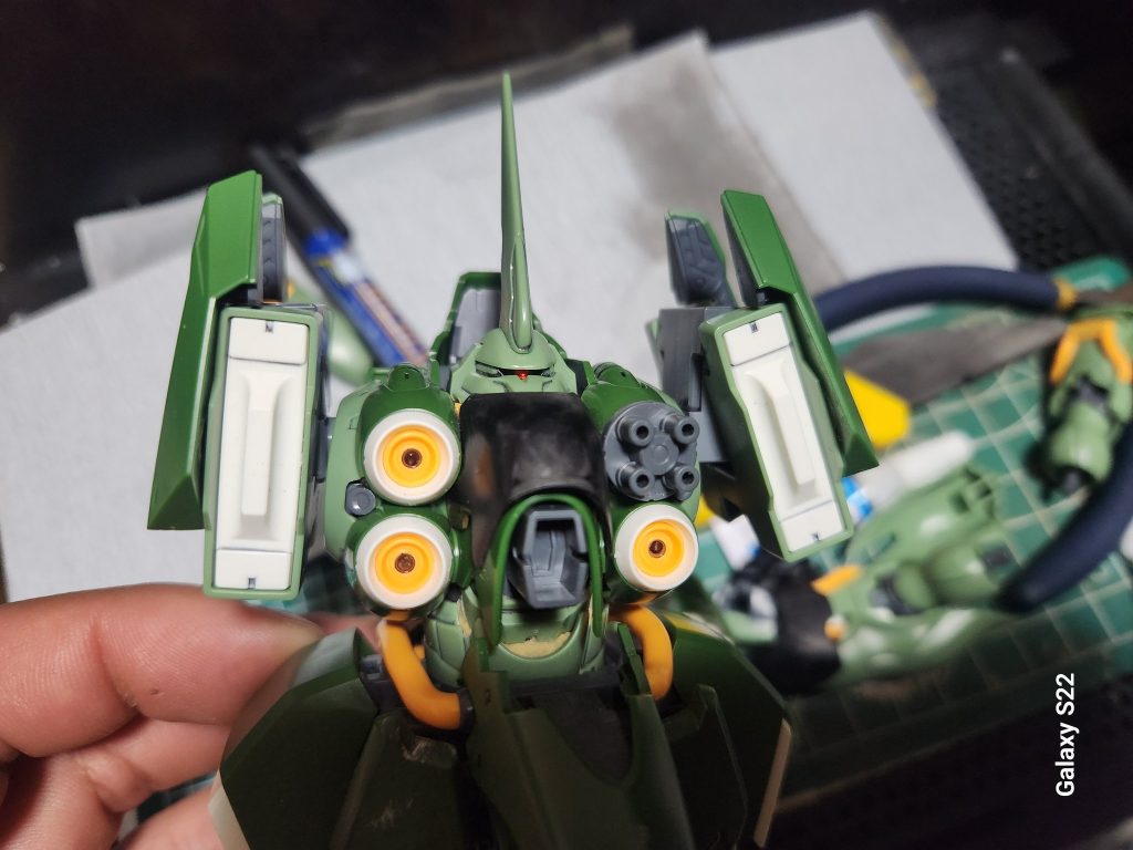 製作中。クシャトリヤのバインダーを取った重MSにしたくて製作開始。袖付き所属じゃないので袖の装飾は全て削り落としてます。肩の薄さをなんとかしたくジャンクパーツを切り貼り。まだ胸のガトリング等も迷走中。