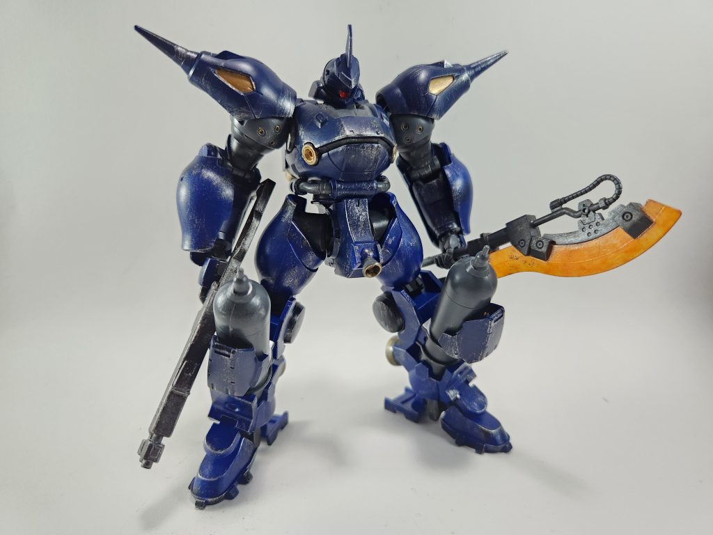 元のケンプファーのように分解、組立てが容易であり、休戦後密輸された機体がクランバトルで運用されているという設定。機体性能はかのガンダムにも匹敵し、操縦者の技量も相俟ってクランバトルにおいて絶対強者として君臨している。