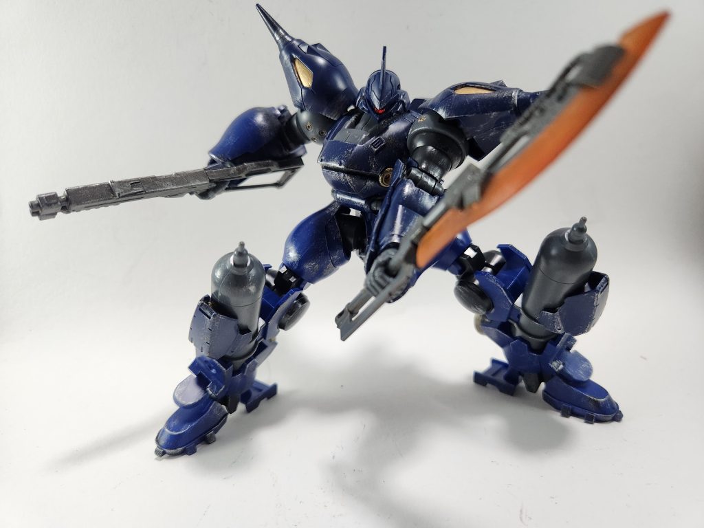 ショットガンと大型ヒートホークによる苛烈な攻撃で一気に攻め立て戦いの主導権を奪う。原型機よりも装甲が増やされており、機動力は落ちているがクランバトルでザク等を相手取るには十分な機動力を維持している。