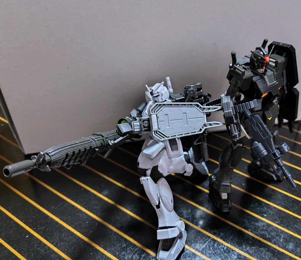 白と黒のガンダム–4枚目/制作者：AKI