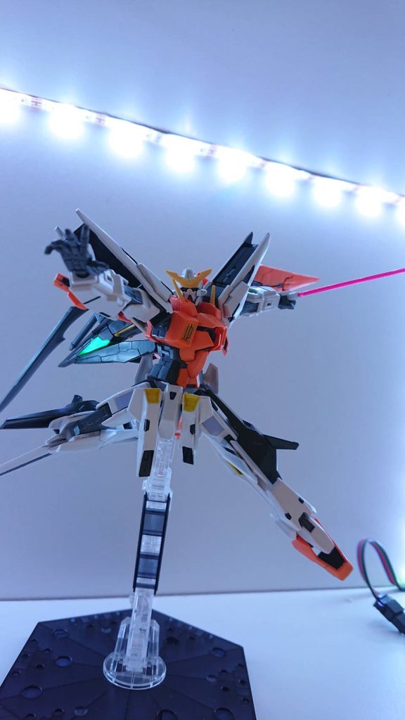 GNビームサーベルフロント、リアスカート内部にマウントされている武装。キュリオスでは2本が標準武装だったのに対して、こちらは4本が標準武装となっている。