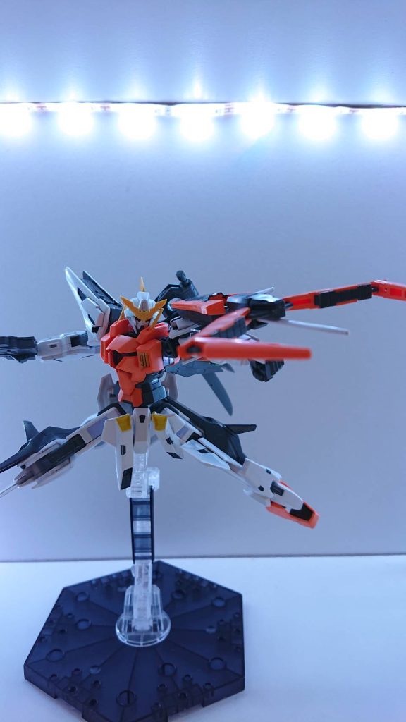 GNシールドシールド、クロー、ニードルの3つの役割を持つ攻防一体型のシールド。最終決戦では両腕に装備した状態で出撃している。