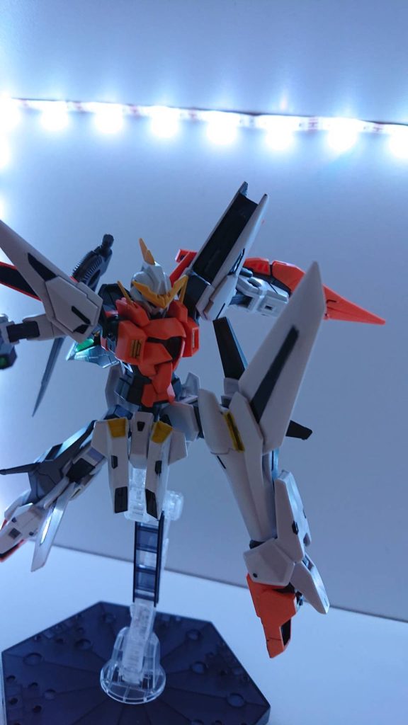 ウイングブレイド脚部に取りついている変形時に翼として用いられる部分を武装として使えるように加工した。底辺いわく「多分折れない程度の強度でプラ板積層したから大丈夫」とのこと。