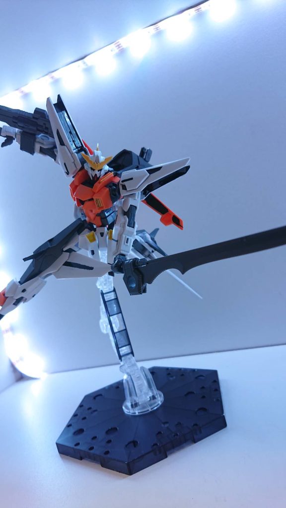 GNグランドスラムX(クロス)ストライクガンダムが装備しているグランドスラムをGN粒子の重量軽減効果を利用し、装備した大型実体剣。アリオスガンダムアスカロンを見た底辺がGNソードをMS形態でも使用できるようにと分離できるようにした。