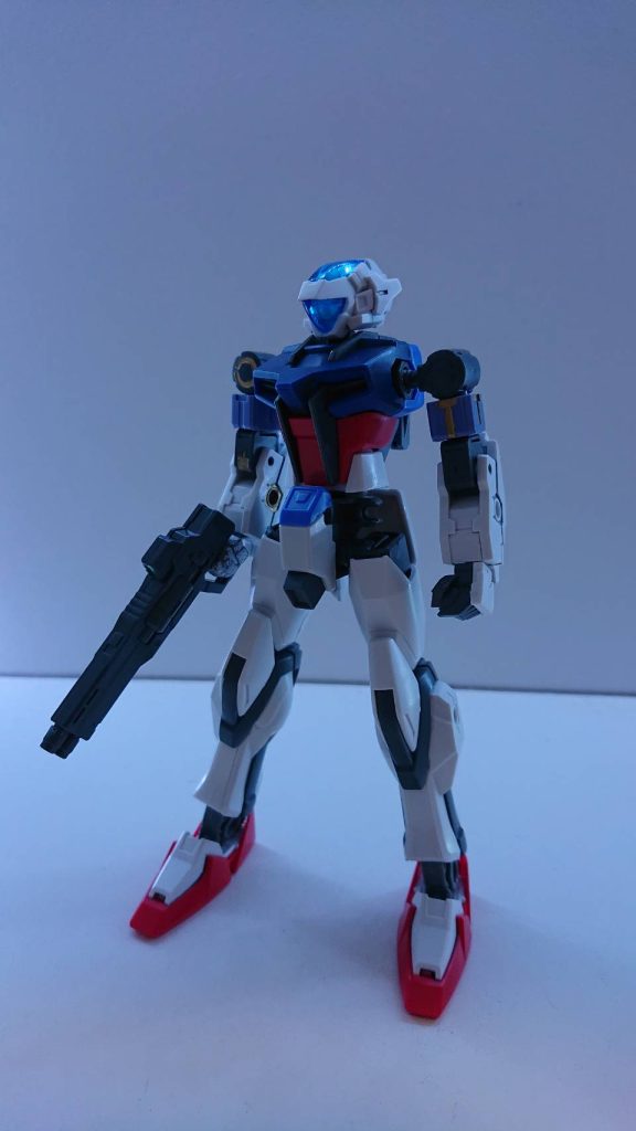 GF-02N　ヴォルゼス（ネイティブ形態）型式番号GF-02Nヴォルゼスは、第二次エーオンプロテクト大戦後にE.E.が開発した量産型MSであり、大戦中に使用されたMSのいいとこどりとなっている。頭部、腰部はプルート、脚部はガンドマース、腕部はエージスなどの、汎用型MSの利点がまとまっている機体に仕上がっている。また、機体に学習型AIを搭載しており、インフィニスガンダムのデータが反映されている。本機が追加装甲などを取り付けていない状態のことはネイティブと呼称されている。本機ロールアウト後は、その汎用性の高さから地球保護組織や反政府組織も使用しており、いつの間にか世界共通のMSとして一つの時代を駆け巡る機体となった。